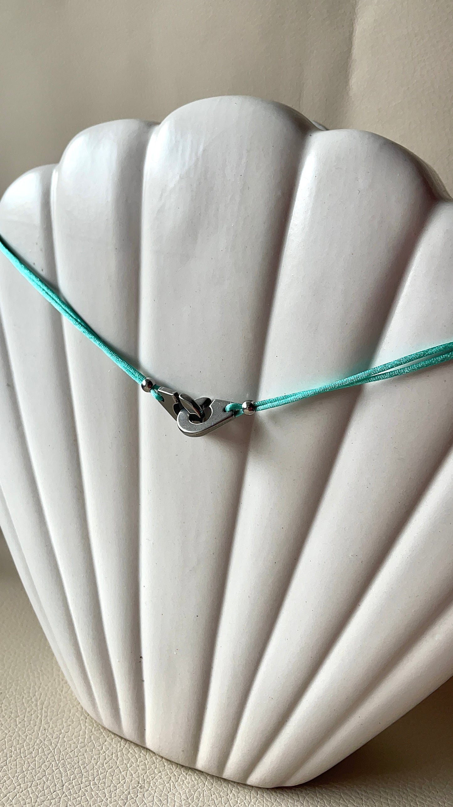 Halskette mit Handschellenkordel