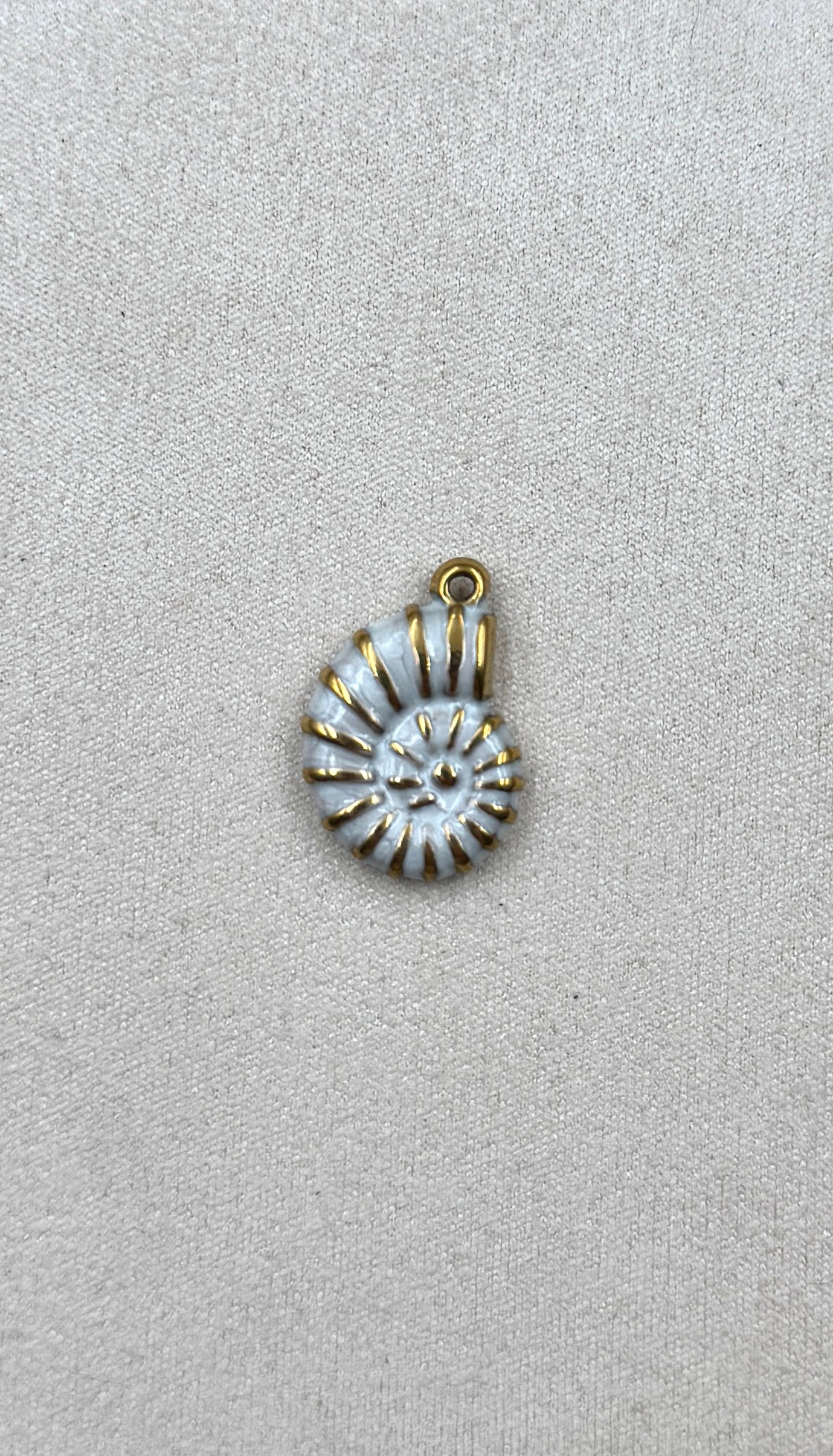 Charm coquillage blanc