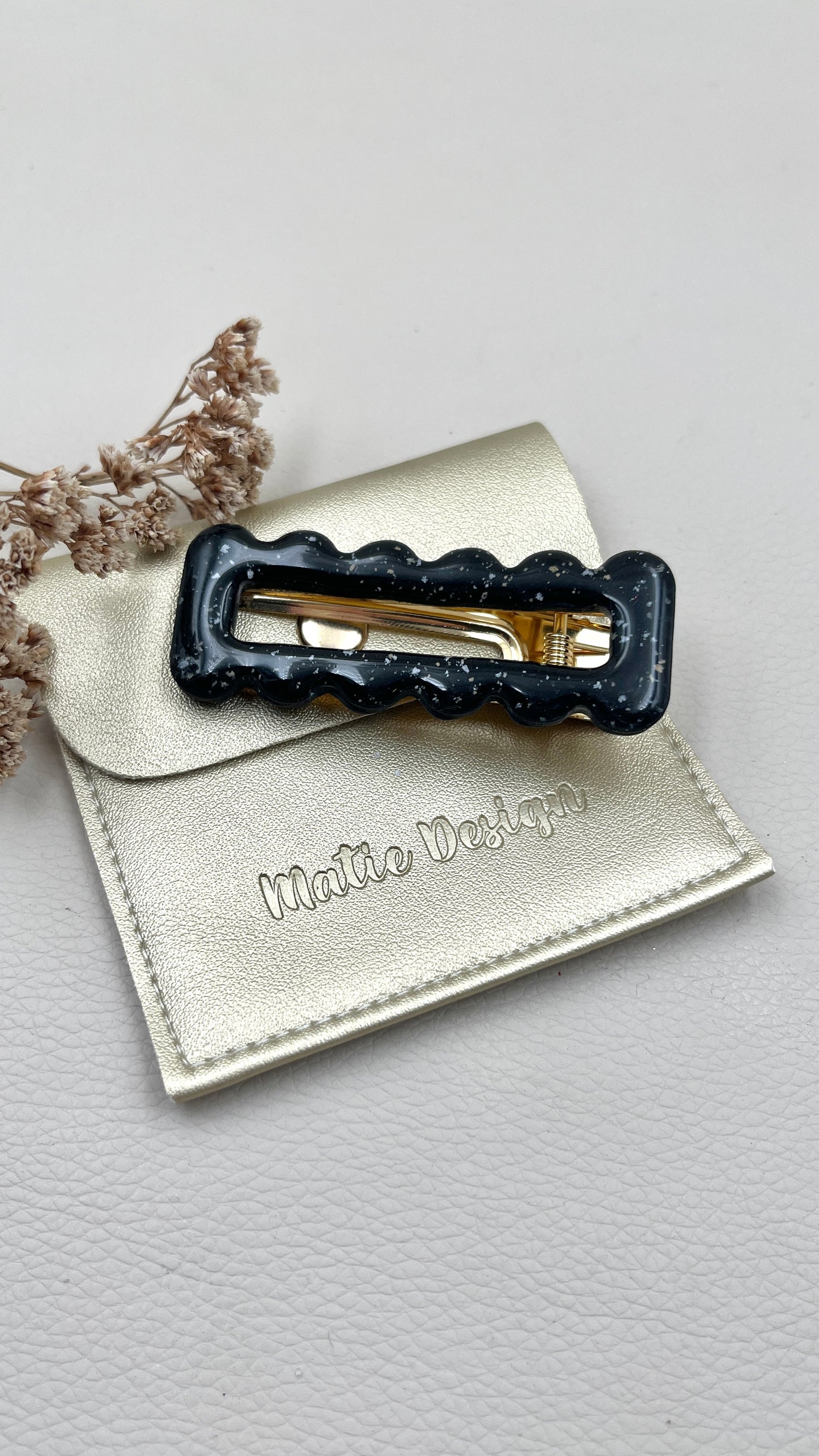 Pince à cheveux noire