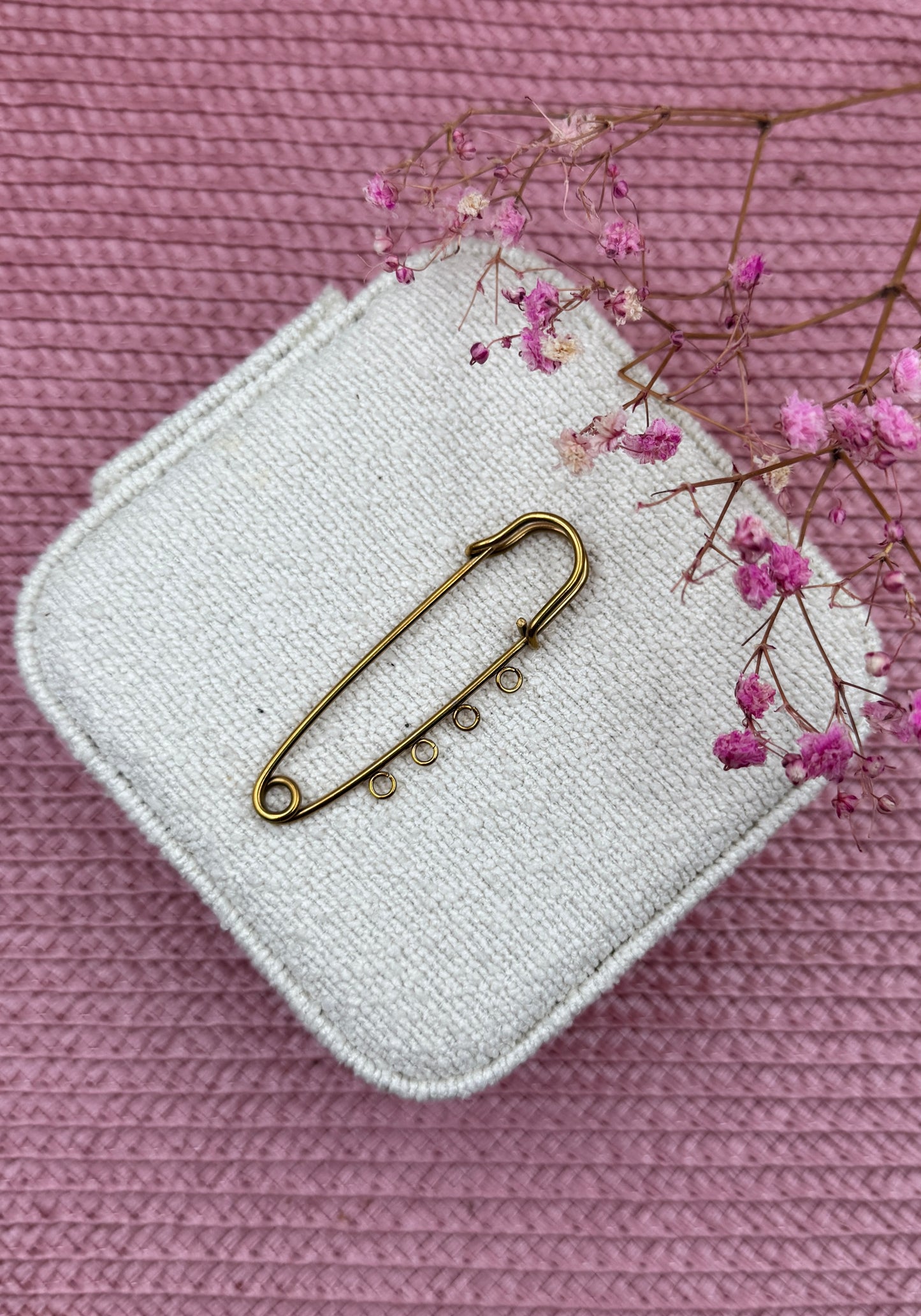 Broche L
