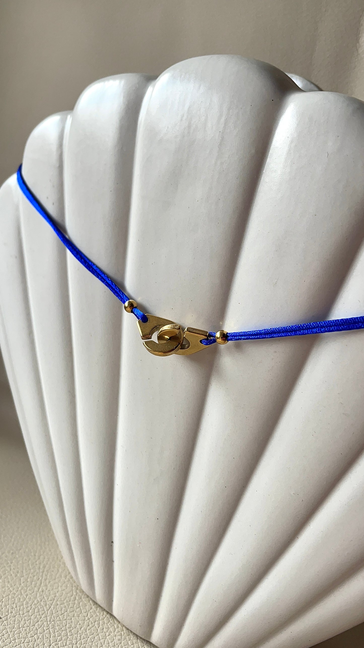 Halskette mit Handschellenkordel