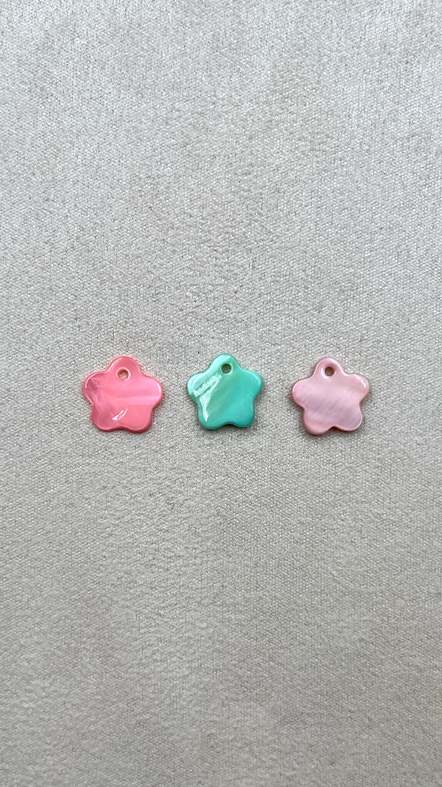 Charm fleur en nacre coloré