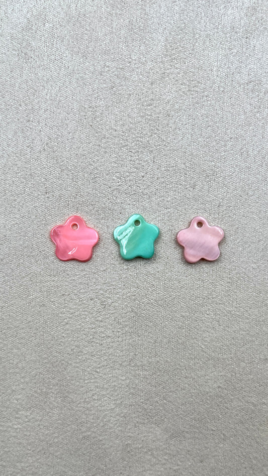 Charm fleur en nacre coloré