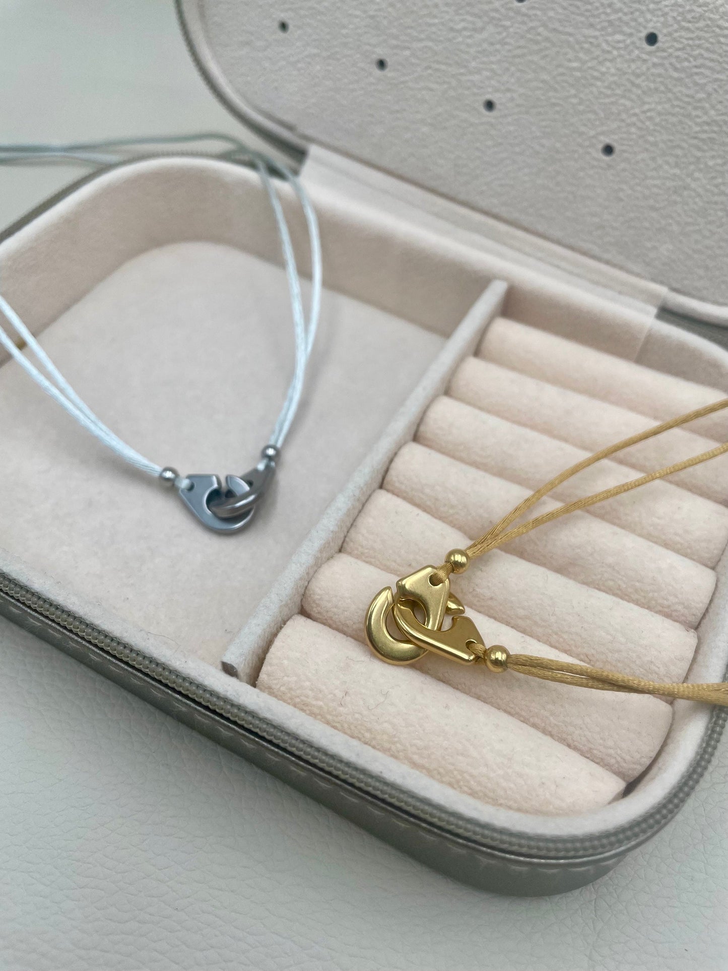 Halskette mit Handschellenkordel