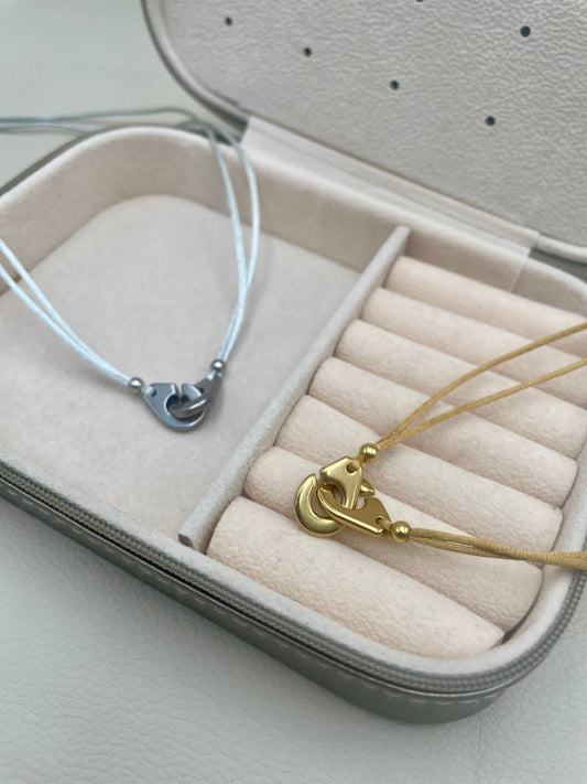 Halskette mit Handschellenkordel