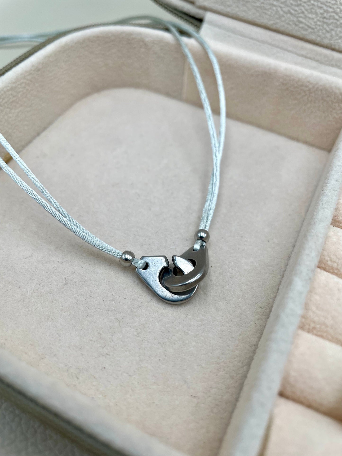 Halskette mit Handschellenkordel