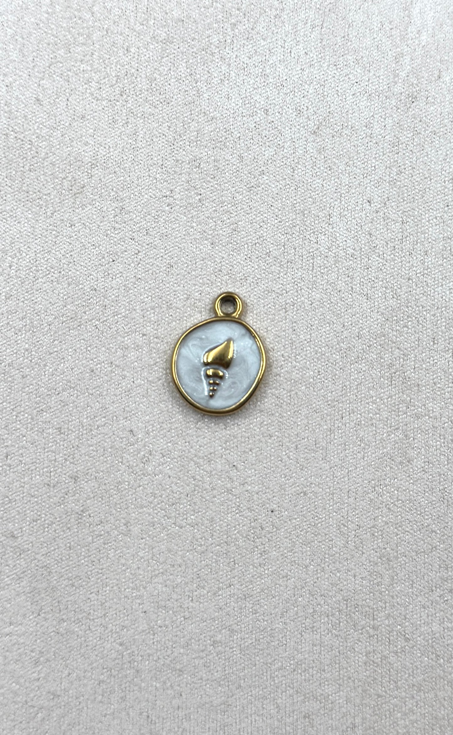 Charm coquillage blanc