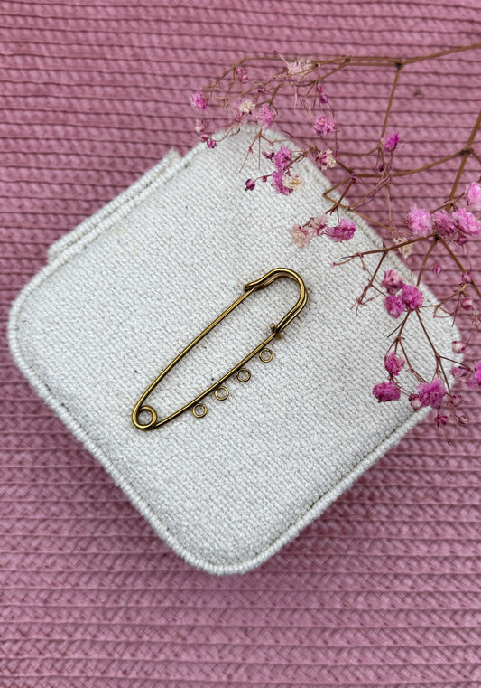 Broche L