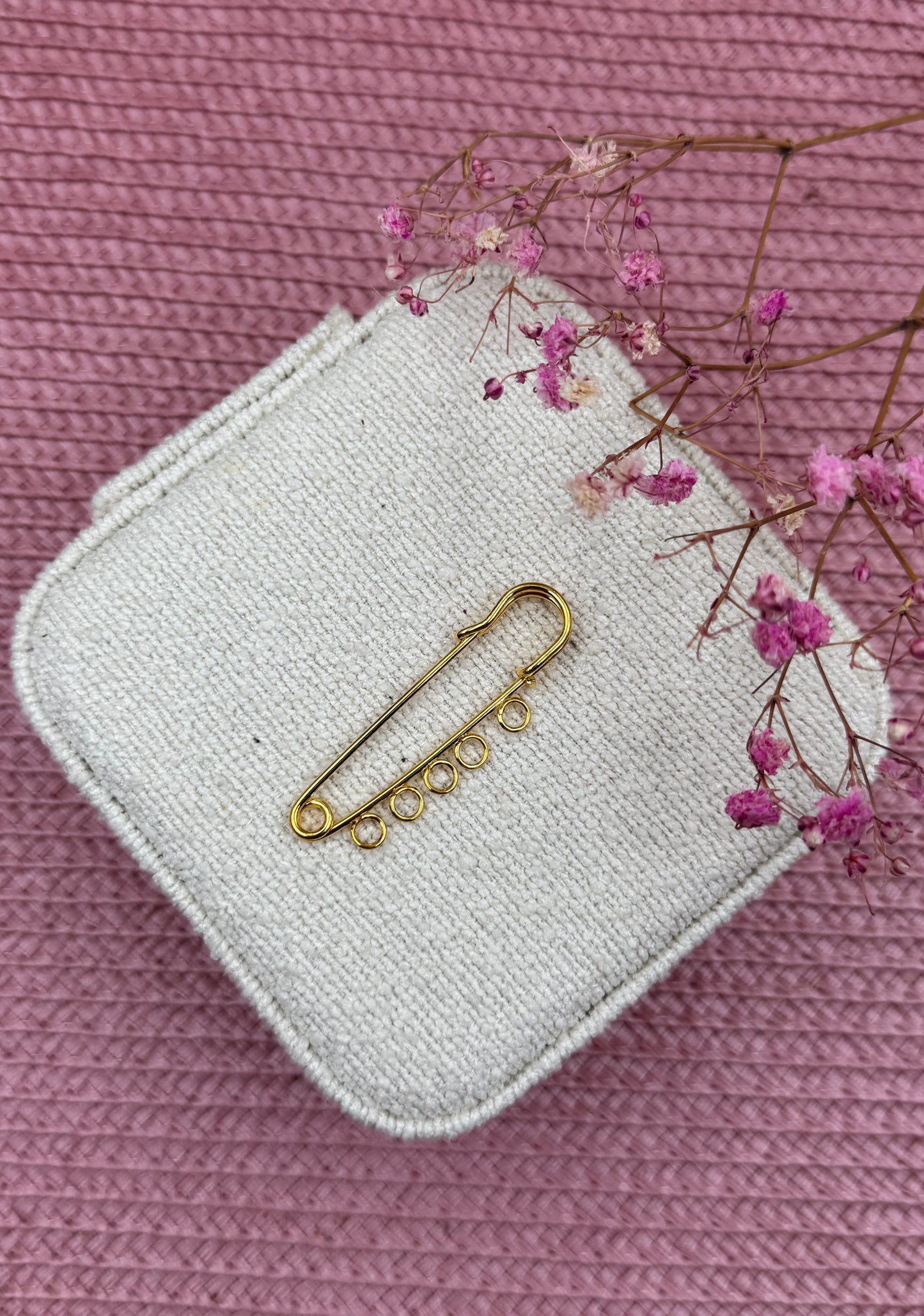 Broche M
