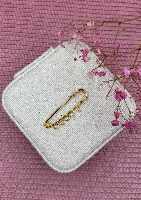 Broche M